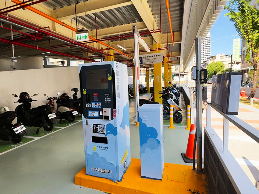 1F 機車停車場及繳費機
