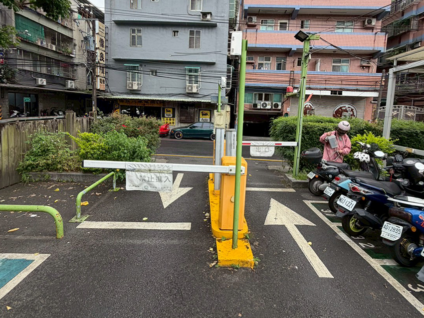 機車出入口